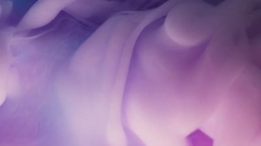 Akrilik akış. Neon kıvrılıyor. Soyut sanat arka planında yüzen odaksız mavi mor renkli boya su buharı köpük dokusu.