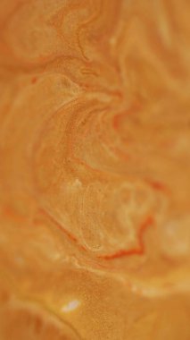 Altın sıçrama. Islak doku. Su akrilik karışımında akan bulanık sarı turuncu boya soyut sanat arka planına yayılıyor..