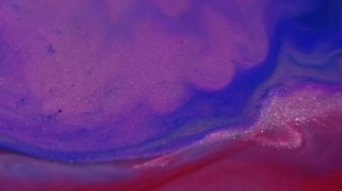 Mürekkep dokusu yayılıyor. Bulanık mermer boya. Soyut sanat arka planında odaksız mavi kırmızı renkli su parlak sıvı sim akış dokusu.