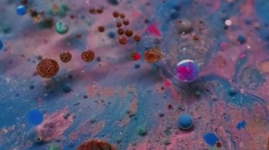 Sıvı damlası. Sıvı arka plan. Akrilik mermer su yuvarlak desenli mavi kestane rengi mürekkep yaratıcı sanat soyutlamasına akıyor..