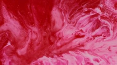 Akrilik pigment. Renkli su. Soyut sanat arkaplanına yayılan pembeleşmiş kırmızı kırmızı mermer dokusu sıvı boya emülsiyonu.