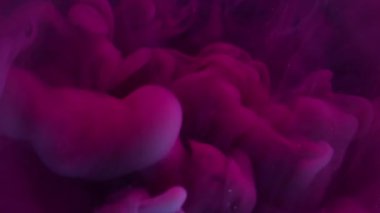 Sis sıvısı. Boya buharı. Gizemli suluboya arka planda pembe buhar pigmenti dökülüyor. Soyut sanat sıvısı. Odaklanmış su sıçraması..