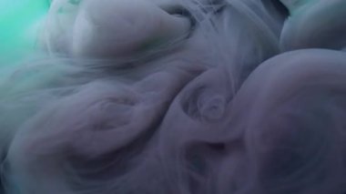 Duman çıkarıyorum. Renkli su. Soyut akrilik yaratıcı sanat arka planında sıvı harman buharında çözünmüş mavi boya..