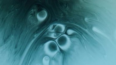 Mürekkep lekesi. Boyayı yayıyorum. Siyah mavi turkuaz pigment ıslak çözünürlükte düşer. Sanat damlası lekesi renk karışımı soyut arkaplan çözünmüş.