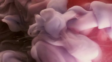 Ruhsal duman. Karışık renk. Soyut yaratıcı akrilik dokuda sıvı halde yüzen mor, pembe mürekkepli su buharı girdabı..