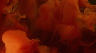 Buhar sıçraması. Dönen duman. Odaklanmamış kırmızı renk akrilik boya su ruhani duman dokusu soyut koyu siyah sanat arka planında yüzüyor..