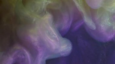 Buhar dokusu. Parıltı akıyor. Renkli spektrum dumanı, siyah arka planda mürekkep akışını karıştırıyor. Işıldayan sarı yeşil boya soyut girdap.