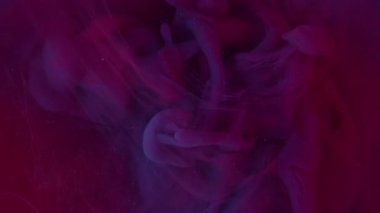 Buhar dokusu. Odaklanamayan akış. Bulanık emülsiyonda renk buharı karıştırıcı mürekkep akışı. Mor kırmızı boya fırıl fırıl dönen su soyut arkaplanı.