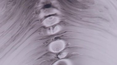 Boya sıçraması. Islak kağıt mürekkebi. Mor pigment sıvısı beyaz arka plan. Gri, kirli, dökülen kontrastlı leke, soyut, bulanık doku..