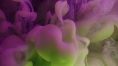 Mürekkep dalgası. Dumanı karıştır. Mor yeşil boya sıvıya dökülüyor. Sanat karışımı renk girdabı patlaması soyut akış odaklanmamış arkaplan.