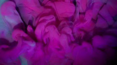 Haze yayıldı. Boya akışı. Cyan arka planda parlak pembe sisli dalga spreyi. Renkli soyut pigment karışımı üfleme çözünmüş sıvı.