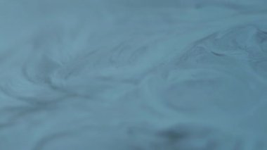 Mermer boya. Soyut lekeler. Odaklanamayan mavi renk, akrilik yaratıcı sanat arka planında akan kimyasal su sıvısı emülsiyonu sıçratıyor..