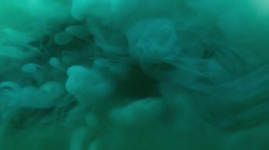 Mavi dalga. Mürekkep suyu. Odaklanamayan renk, kıvrımlı akrilik duman sıvısı, soyut sanat arka planında akan parçacıklar..