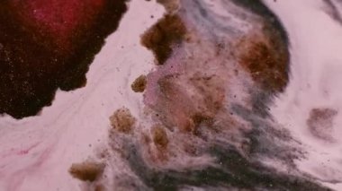 Parlak doku. Su parçacıkları. Parlak madde akrilik sıvısında koyu kırmızı bronz mürekkep soyut arkaplanda yayılıyor..