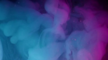 Haze yayıldı. Boya akışı. Mor arkaplanda mavi pembe sıvı sis dalgası spreyi. Renkli neon rengi soyut pigment karışımı siyah bulanık dokuyu üfle.