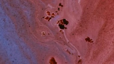 Akrilik pigment. Renkli su. Odaksız mavi kestane rengi mermer parçacıklar sıvı boya sıvısı soyut sanat arka planına yayılıyor.