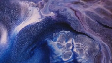 Parıltı karışımı. Soyut sanat. Dalgalı suda bulanık mavi renk boya akrilik ıslak sıvı doku yaratıcı arka planda akıyor.