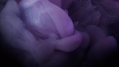 Buhar karışımı. Parıldayan sis. Parlak sisli emülsiyon bulanık siyah arkaplanda renk pigmentini karıştırıyor. Mor gri soyut kirli akış.