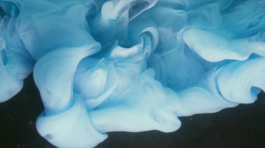 Bulut dumanı. Sıvı sıçraması. Odaklanamayan mavi renk boyalı su kıvrımlı dumanlı akrilik doku yaratıcı siyah sanat soyutlaması üzerinde sallanıyor.