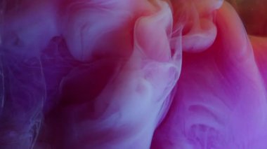 Sis sıvısı. Boya buharı. Pembe renkli buhar pigmenti su zeminine dökülüyor. Soyut sanat sıvısı odaklanmış bulut sıçraması.