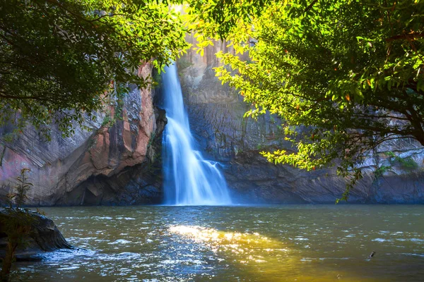 Cachoeira Bonita Com Córregos Árvore Verde Chat Trakan National Park — Fotografia de Stock