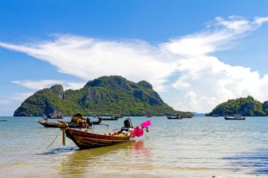 Plaj ve küçük tekne Chumphon İl Tayland at Baan Koh Teap plajda güneş ışığı ile seyahat için ünlü