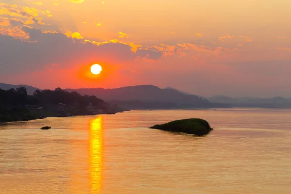 Gün batımı alacakaranlık gölge ile güzel akşam Mekhong nehir Loei Eyaleti, kırsal Tayland