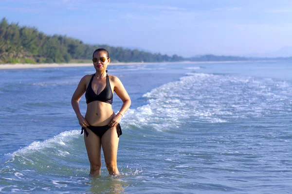 プラチュワップキーリーカン県省タイ禁止クル ビーチ ビーチで黒ビキニで美しい女性形 — ストック写真