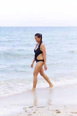 Kadın şekli siyah bikini ile büyük yürüyüş Mulk Wua Lan Beach, Chumphon İl Tayland Beach