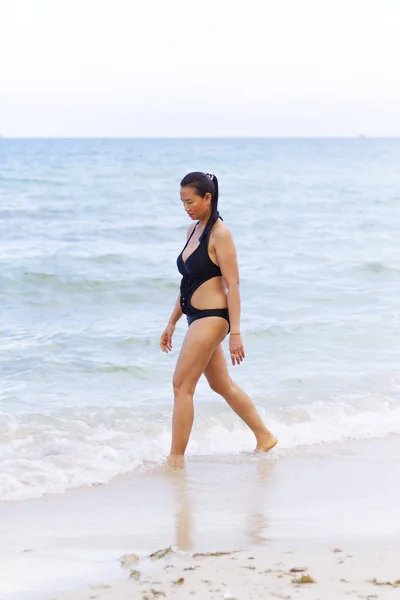 Женщина Форму Большой Черный Бикини Ходить Пляж Thung Авп Lan — стоковое фото