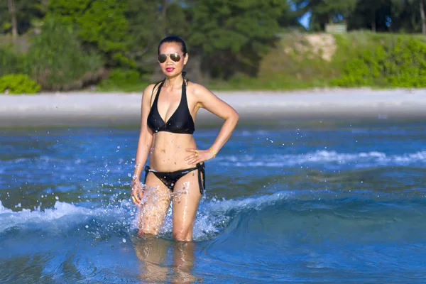 Woman shape pretty with black bikini on beach — Stock fotografie