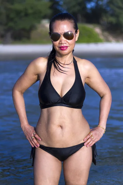 Woman and black bikini show beautiful on beach — Foto de Stock