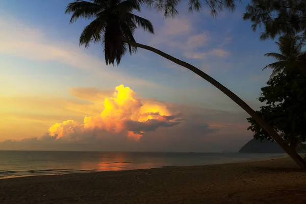 Thung Wua Lan sahilde gün doğumu pastoral