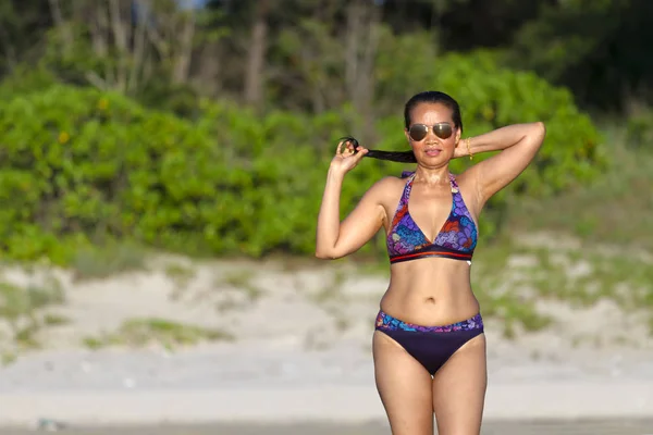 Woman show bikini pretty with sunshine on beach — 스톡 사진