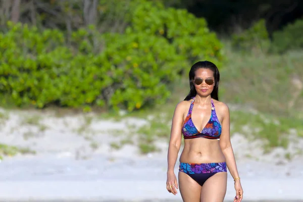 Woman show bikini beautiful with sunshine on beach — 스톡 사진