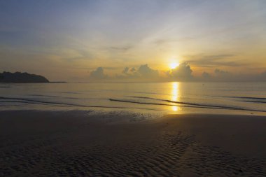 Thung Wua Lan sahilde denizde gün doğumu