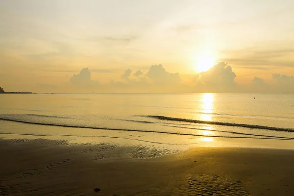Восход солнца в море утром на пляже в Тунг Вуа Лан Стоковое Изображение
