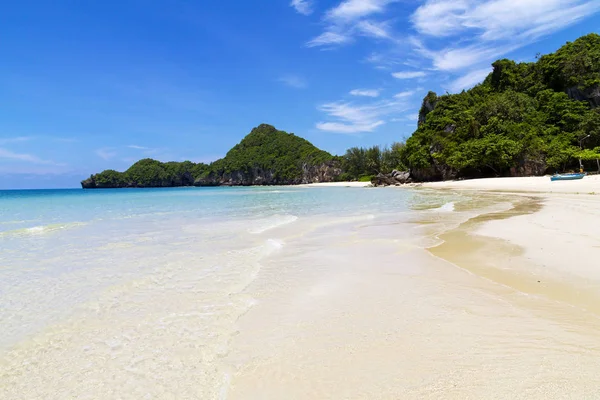 Пляжная природа и голубое небо в заливе Танг — стоковое фото