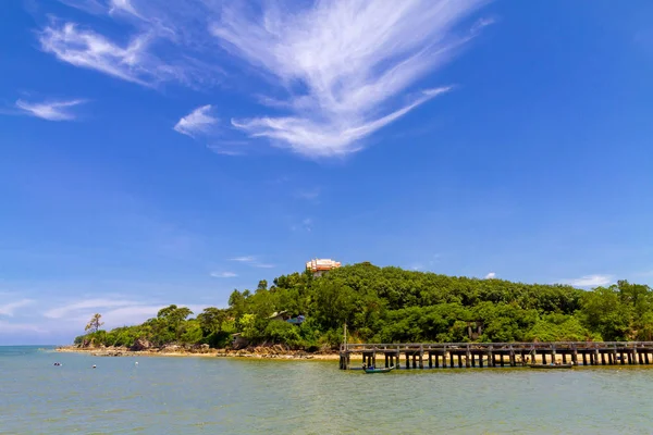 Пляж и небо в Баан Ко Тип — стоковое фото