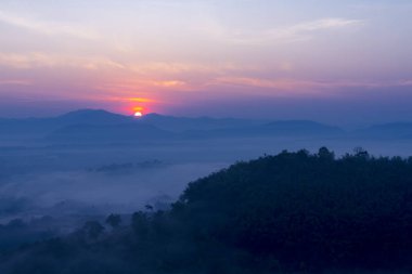 Sabah ları dağda gün doğumu