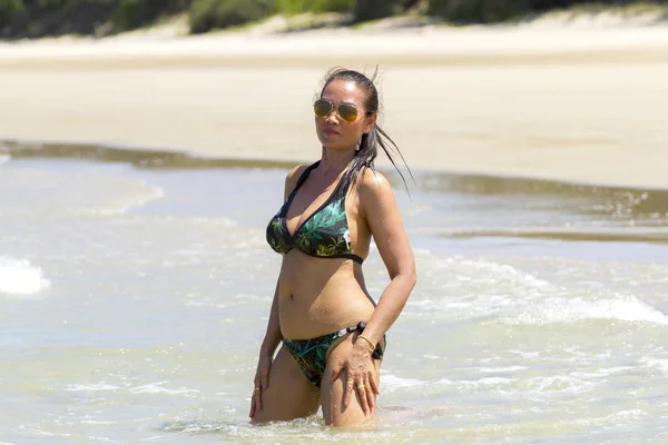 Woman show shape big and bikini with sunlight — 스톡 사진
