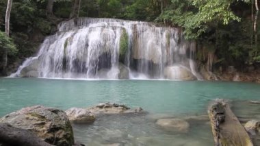 Erawan Şelalesi yeşil ormanlarda meşhurdur ve Kanchanaburi, Tayland 'da yağmur ormanıdır.