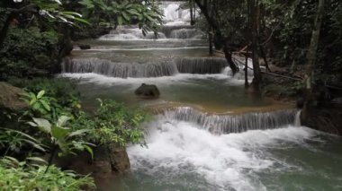 Yağmur mevsiminde Huai Mae Khamin şelalesi ve Tayland 'da doğal olarak. Huai Mae Khamin şelalesi yağmur ormanları ve ağaç yeşilidir.