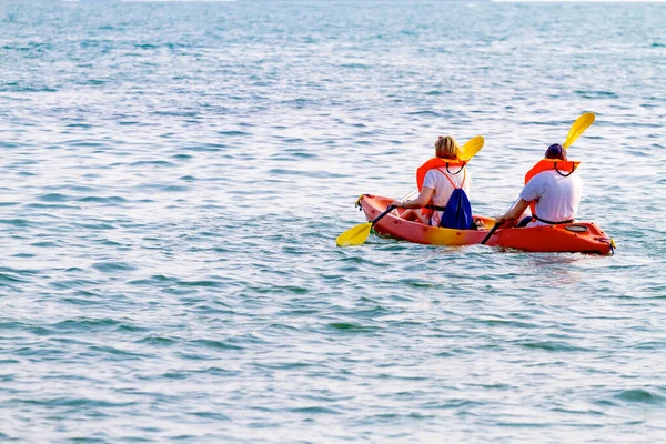 Traveler Play Small Boat Beach Koh Chang Thailand — Stock Photo, Image