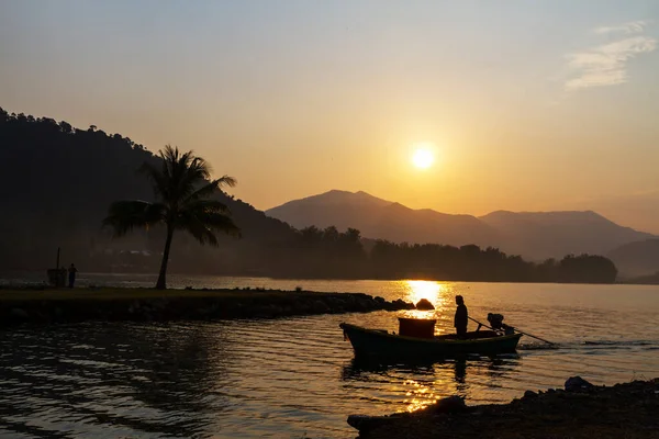 Alba Con Pescatore Silhouette Sulla Spiaggia Koh Chang Thailandia — Foto Stock