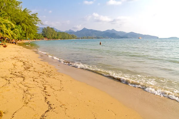 Podróżujący Rodzina Zrelaksować Się Pod Sosną Plaży Koh Chang Tajlandii — Zdjęcie stockowe