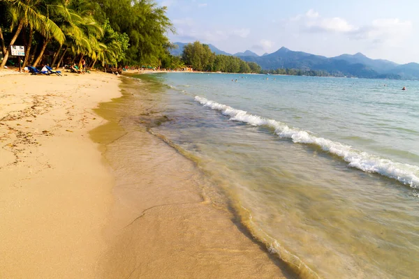 Podróżujący Rodzina Zrelaksować Się Pod Kokosem Plaży Koh Chang Tajlandii — Zdjęcie stockowe