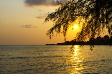 Gün batımı güzel, Koh Chang Tayland sahilinde siluet var.