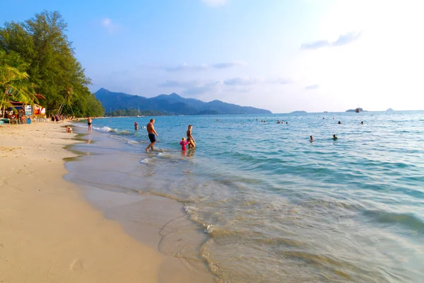 Podróże Grupowe Rodzina Jest Woda Grać Plaży Koh Chang Tajlandii — Zdjęcie stockowe