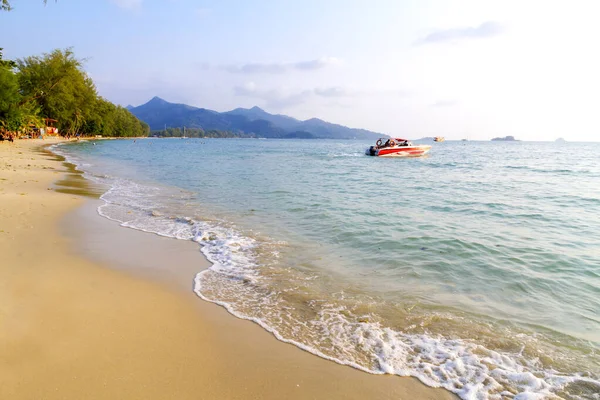 Podróżnik Jest Grać Małą Łódź Plaży Koh Chang Tajlandii — Zdjęcie stockowe